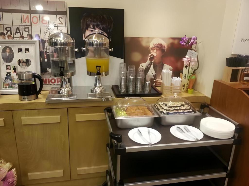 Отель Myeongdong Mom House Сеул Экстерьер фото