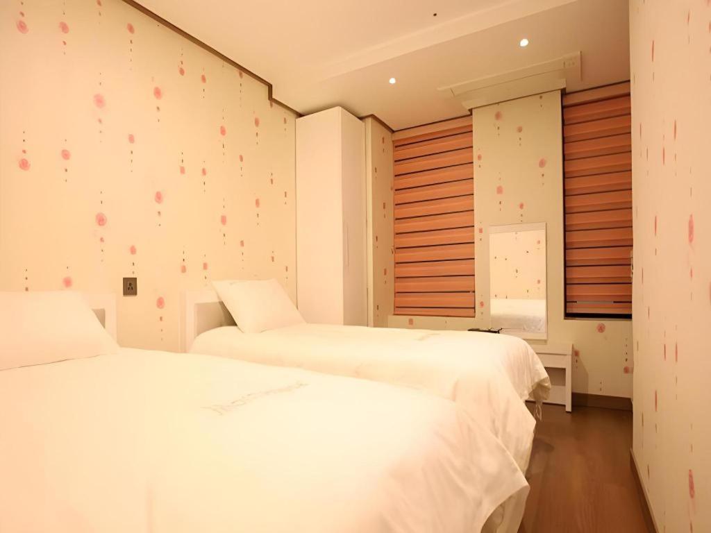 Отель Myeongdong Mom House Сеул Экстерьер фото