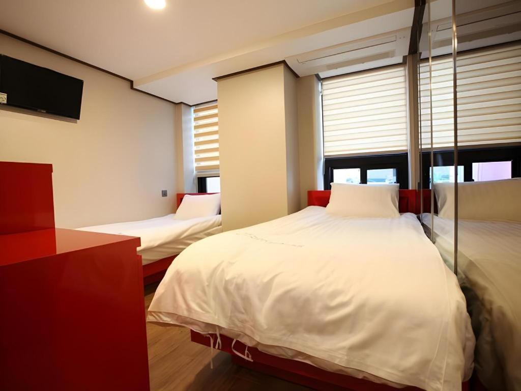 Отель Myeongdong Mom House Сеул Экстерьер фото