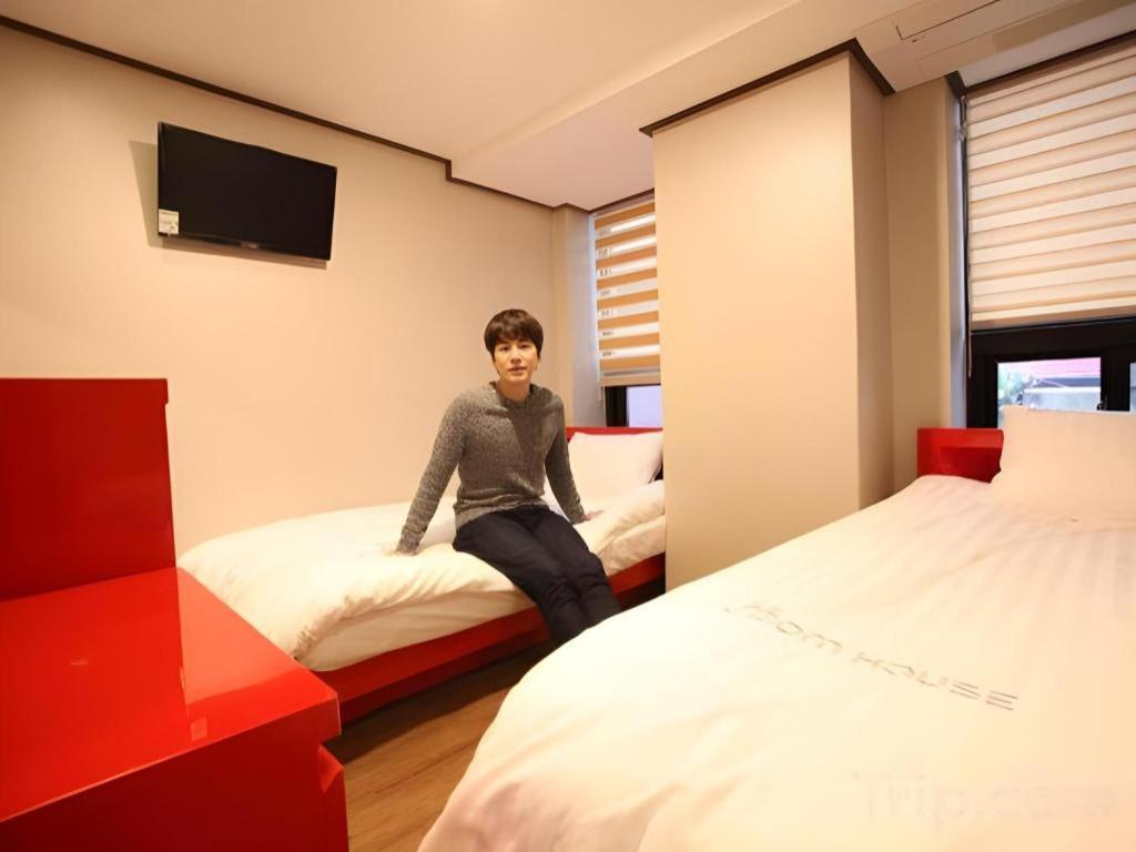 Отель Myeongdong Mom House Сеул Экстерьер фото