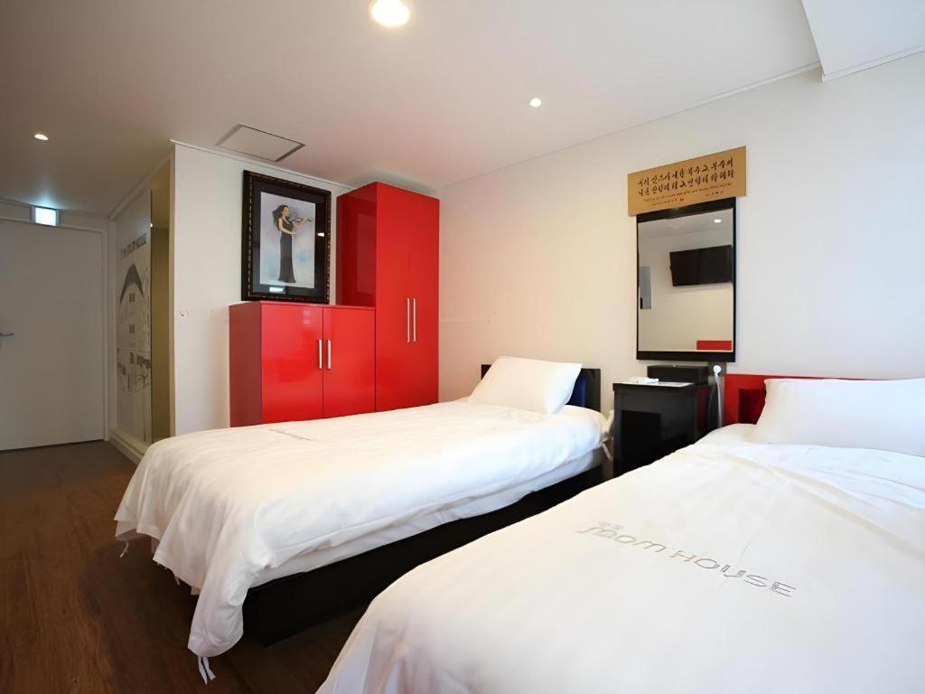 Отель Myeongdong Mom House Сеул Экстерьер фото