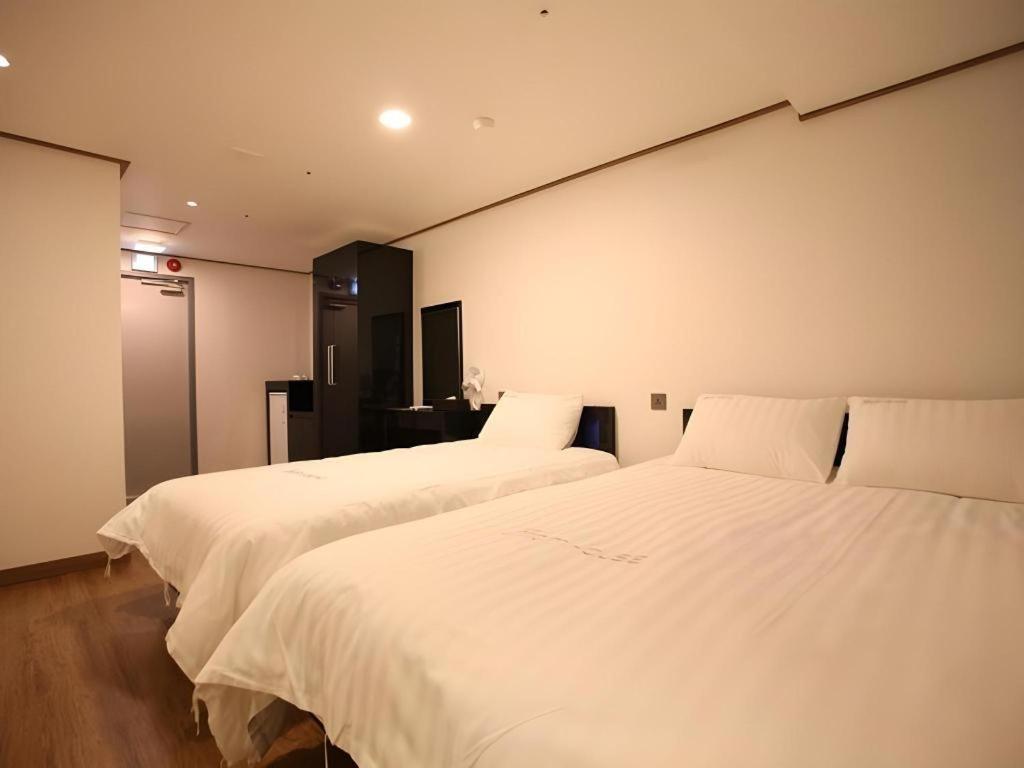 Отель Myeongdong Mom House Сеул Экстерьер фото