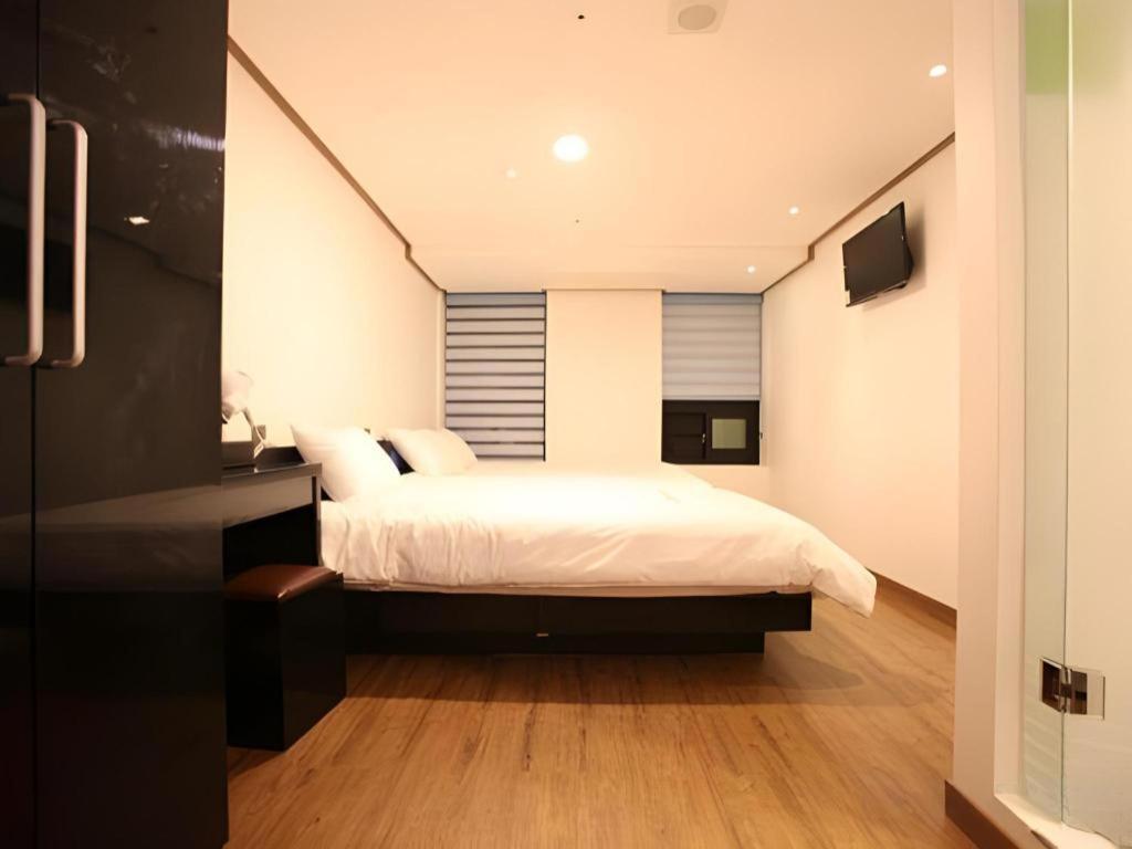 Отель Myeongdong Mom House Сеул Экстерьер фото