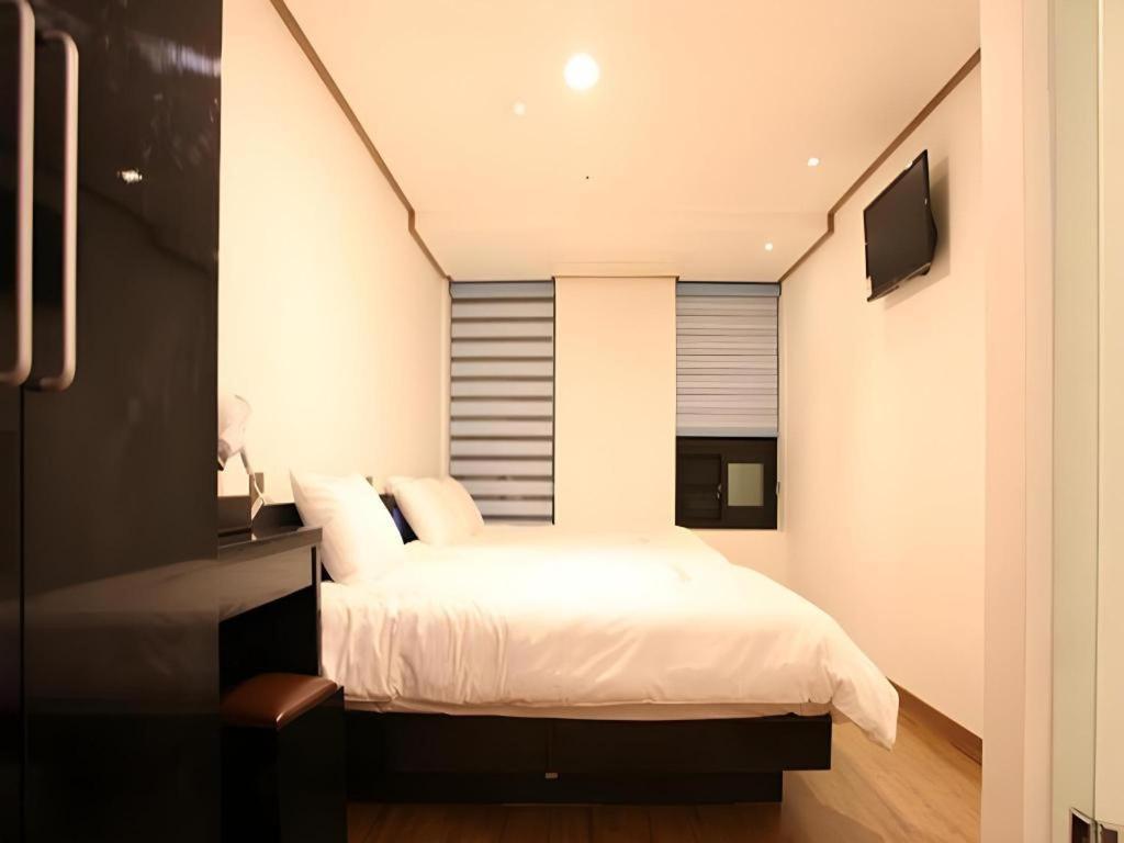 Отель Myeongdong Mom House Сеул Экстерьер фото