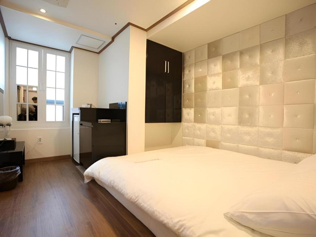 Отель Myeongdong Mom House Сеул Экстерьер фото