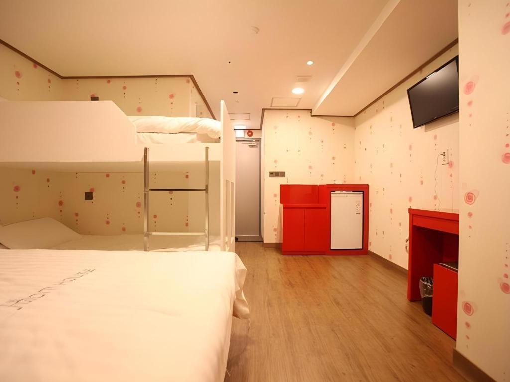 Отель Myeongdong Mom House Сеул Экстерьер фото