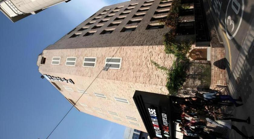 Отель Myeongdong Mom House Сеул Экстерьер фото