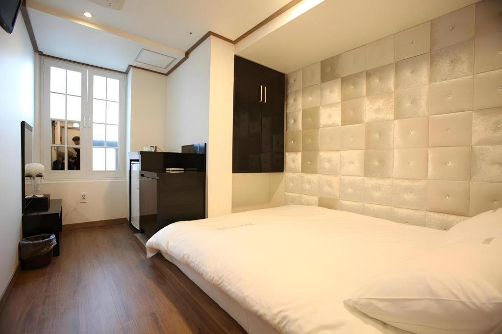 Отель Myeongdong Mom House Сеул Экстерьер фото
